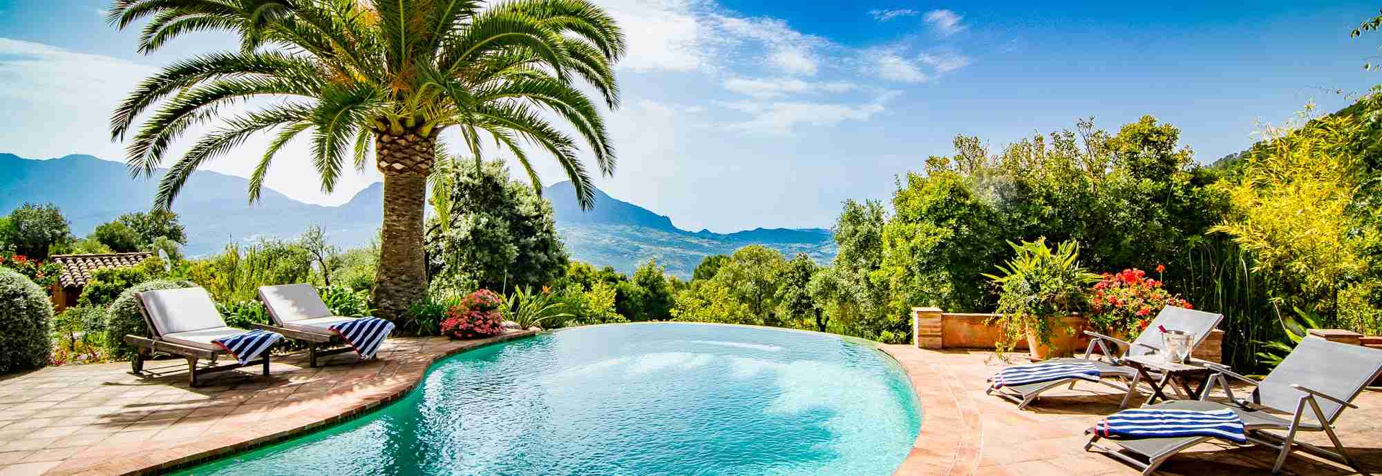 Romántica casita en el bosque con exuberantes jardines y vistas al Mediterráneo